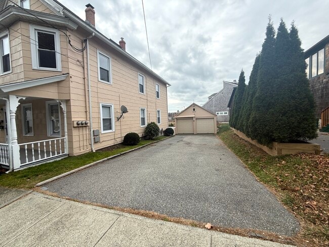 Driveway - 15 Summit St Unit #1