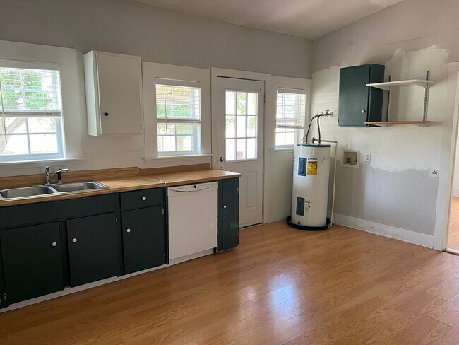 213 W Schulz St