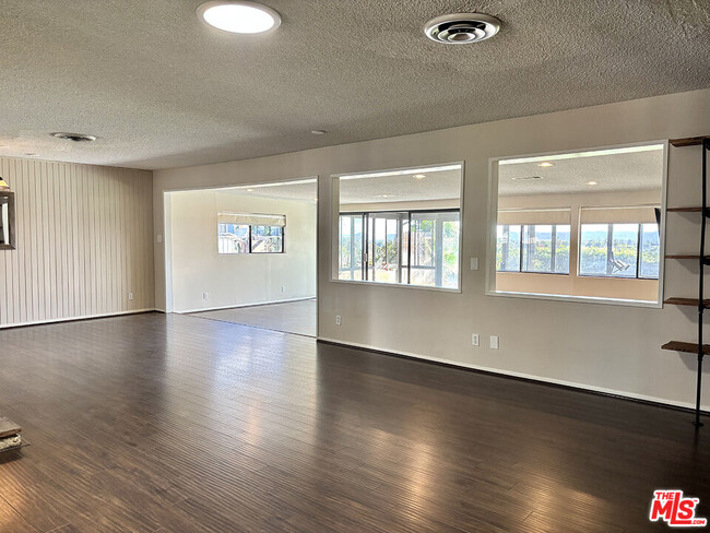 Photo - 16312 Itasca St