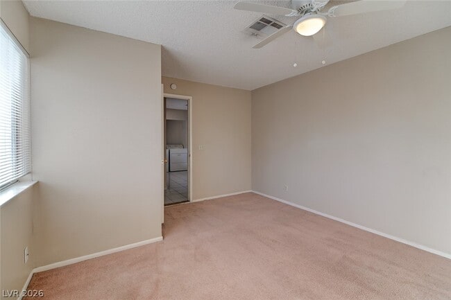 Photo - 824 Hedge Way