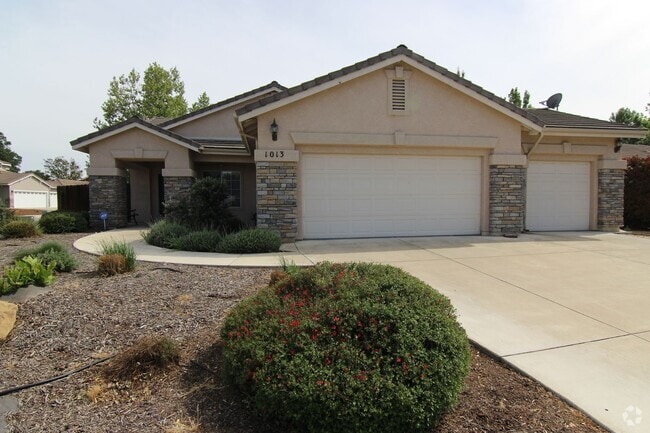 Building Photo - 3 Bedroom, 2 Bath Home with attached 3 car...