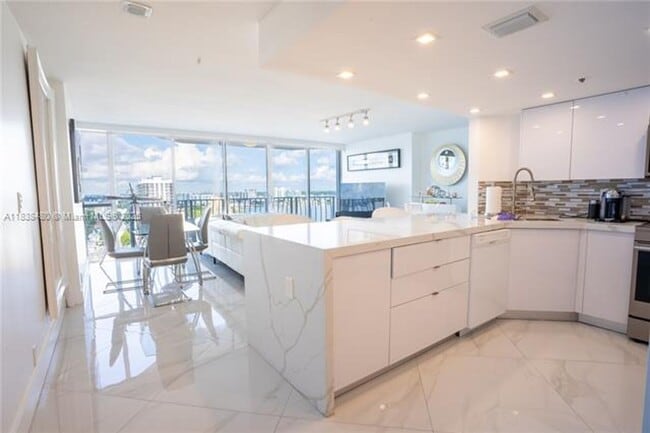 Building Photo - 7601 E Treasure Dr Unit 7601 E Treasure Dr  2111