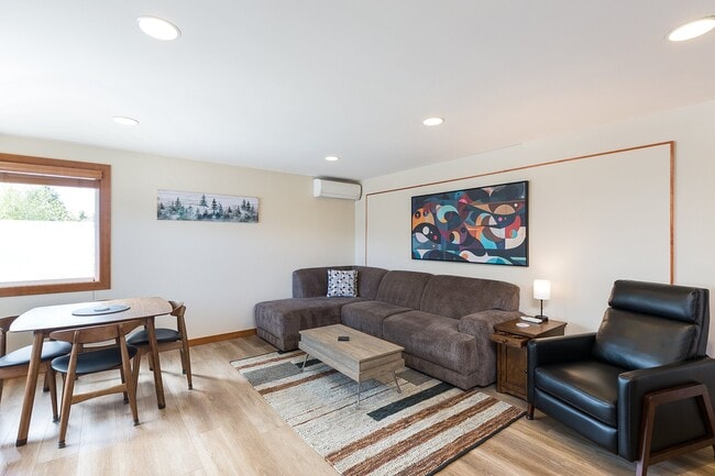 Photo - 218 W Bell St