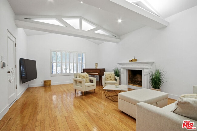 Photo - 352 S Wetherly Dr