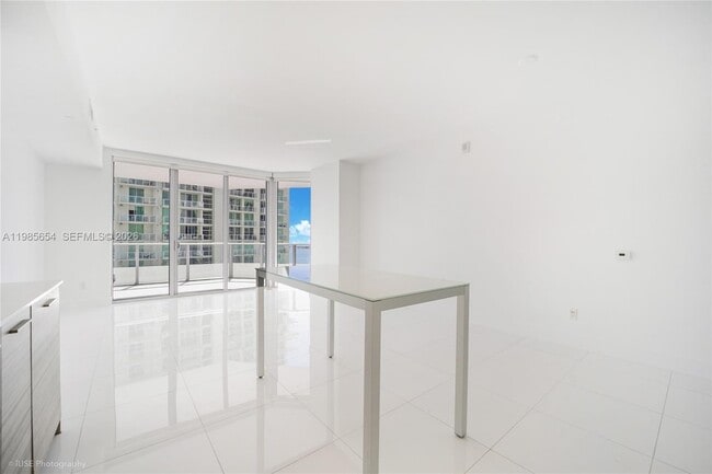 Photo - 1300 Brickell Bay Dr Unidad 1803