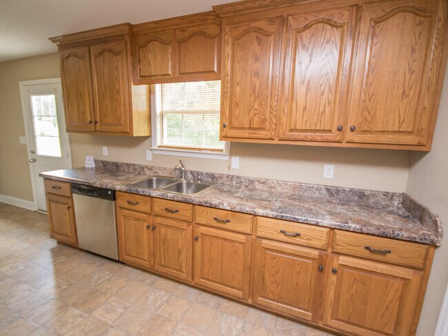 Photo - 3 Bedroom 2 Bath in Ardmore City!