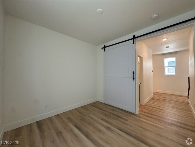 Building Photo - 6988 Sylmar Ave Rental