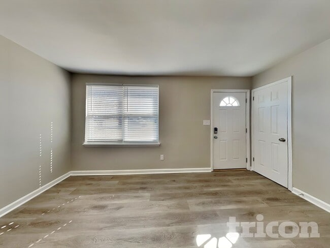 Photo - 213 Walnut Crest Dr