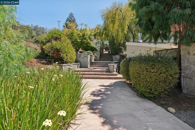 660 La Casa Via