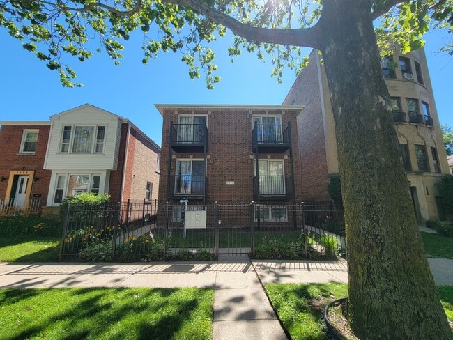 Building Photo - 7411 N Claremont Ave Unit 2W