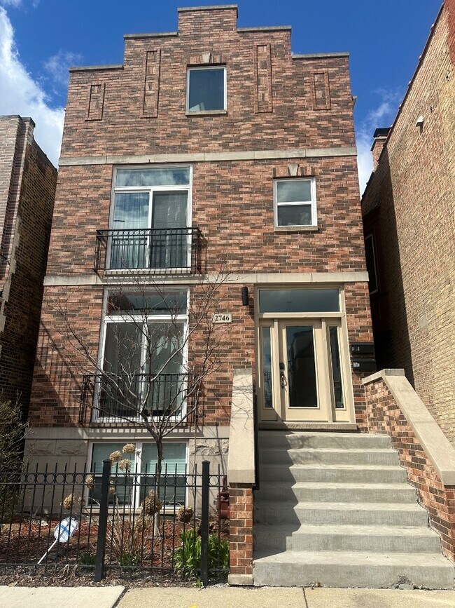2746 N Ashland Ave