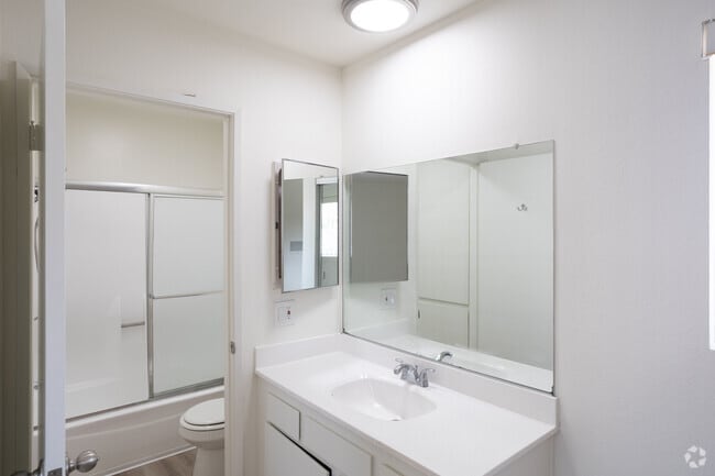 1BR, 1BA - 575SF - Bathroom - Gateway Tarzana Apartments