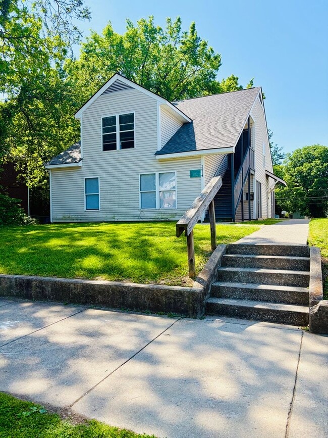 Building Photo - Updated Two Bedroom Apartment in Portland now available! *Section 8 accepted* Unit 2614-4