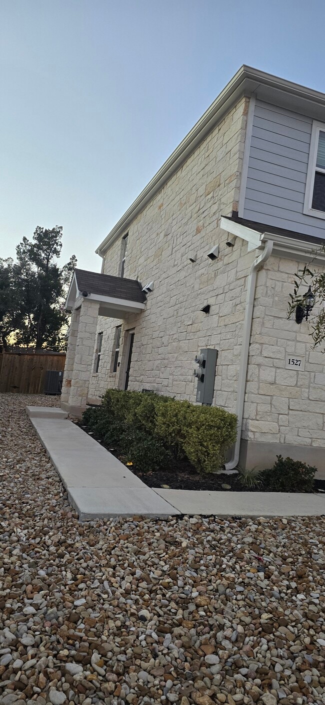 1527 Fenton Hill Dr