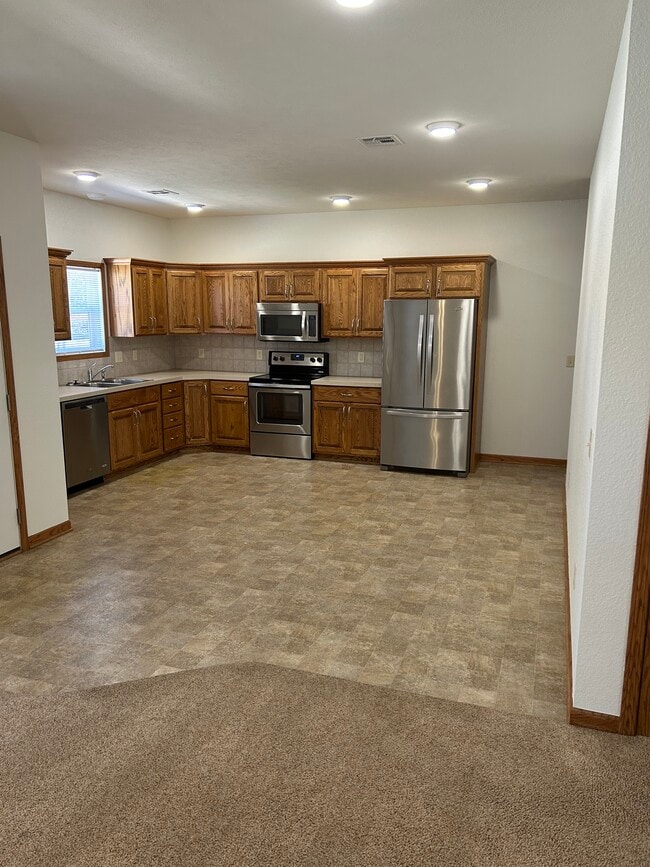 Building Photo - 302 E 8th St Rental