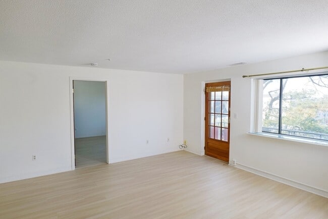 Photo - 159 Concord Ave Unidad 4B