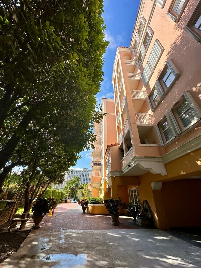 Entrada al edificio - 1 Alhambra Cir Unidad 503