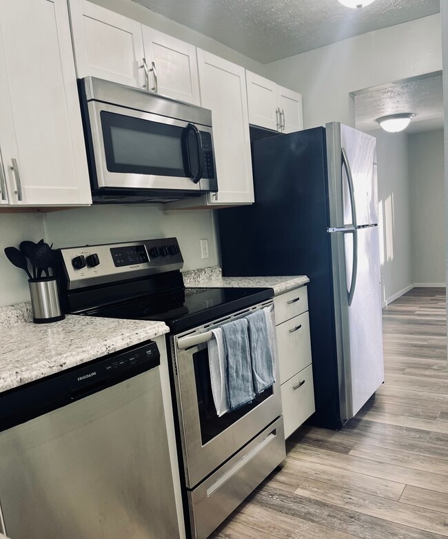 2 Bed 1.5 Bath Kitchen - Brookpoint Apartments