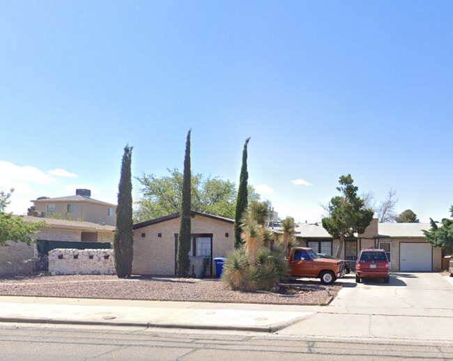 Building Photo - Cozy 2 bedroom, 1 bath apartment in West E...