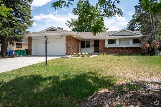 Building Photo - Spacious 6 bedroom home with 3 non conform...