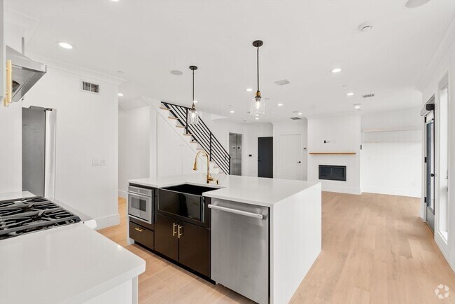 Building Photo - 148 W 9th St Unit PH7 Rental