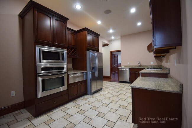 9 Strathmore Rd Unit 3