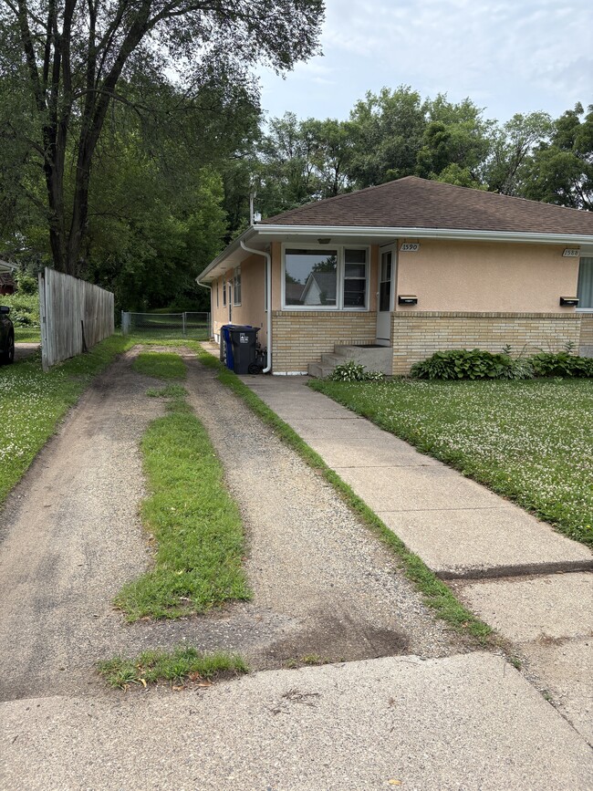 Photo - 1590 Case Ave E