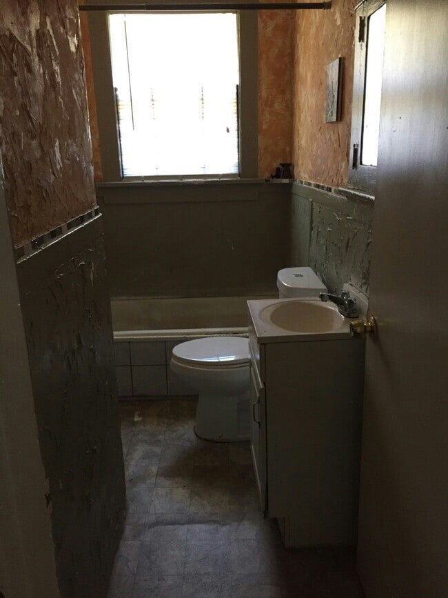 Photo - 1066 Greenlaw Ave