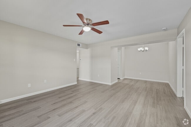 2BR, 2BA - 950SF - B2FP - Living Room/Dining Room - Avaya Stafford