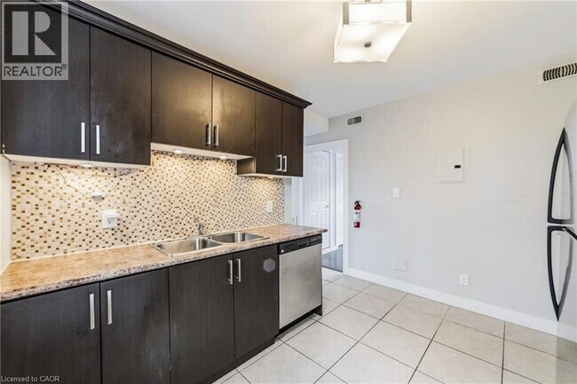 Photo - 1544 King St E Unit 406