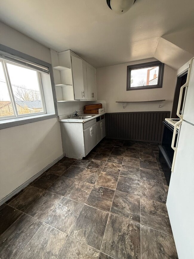 Building Photo - 505 3rd St NE Unit Lower