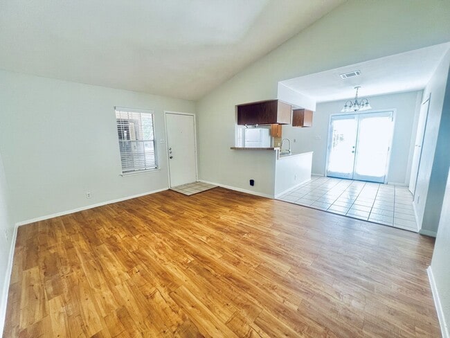 Building Photo - 1922 Nicole Cir Unit B