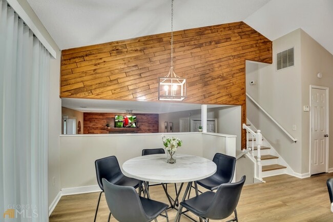 Photo - 2025 Winsburg Dr