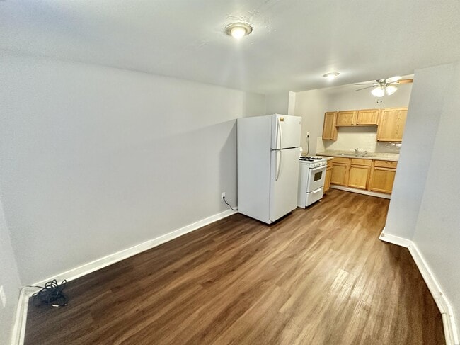 Photo - 957 W Grand Ave