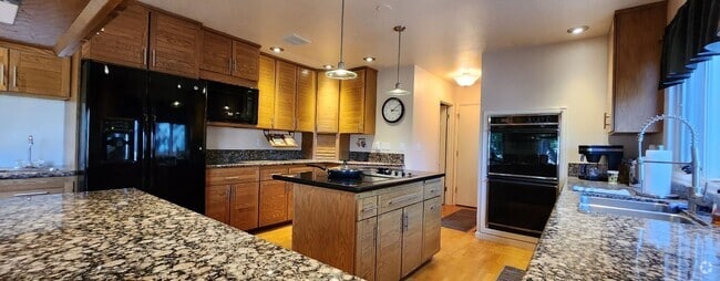 Building Photo - One-of-a-Kind 4 Bed, 4 Bath Gem Rental