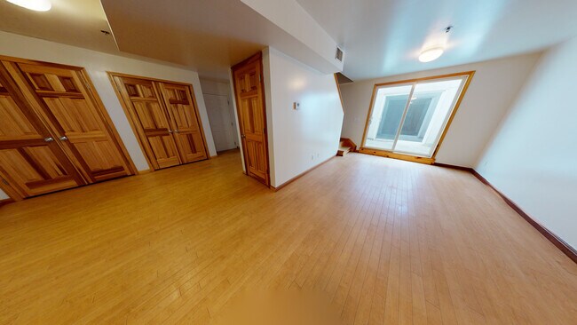 11 E High St