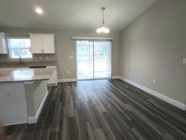 Photo - 210 Oak Ln Dr