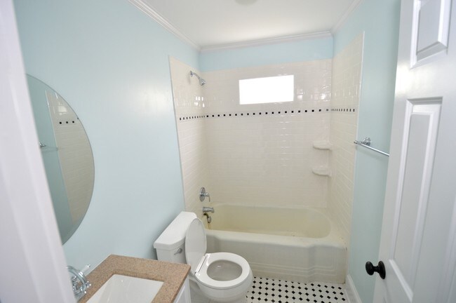 Bathroom - 90 Drake St