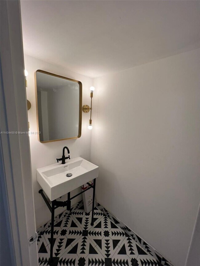 Photo - 9800 W Bay Harbor Dr Unidad 308