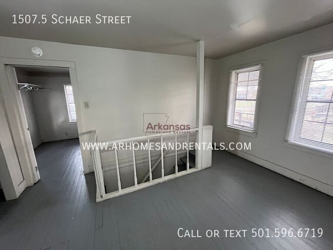 Photo - 1507.5 Schaer St