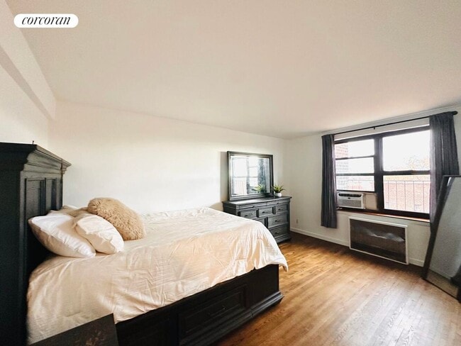 Photo - 52-25 39th Rd