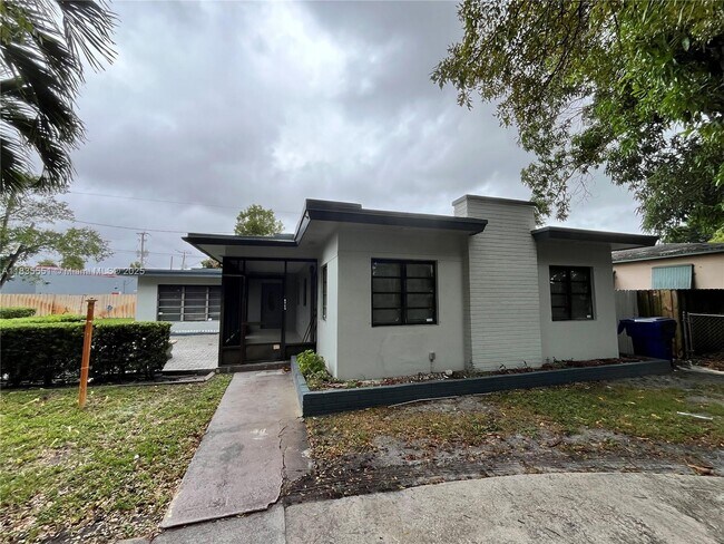 Building Photo - 1608 S 19th Ave Unit 1 Rental