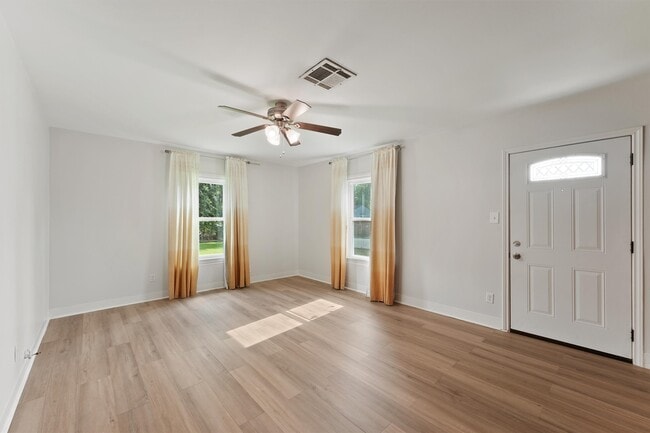 Photo - 210 Rouse St