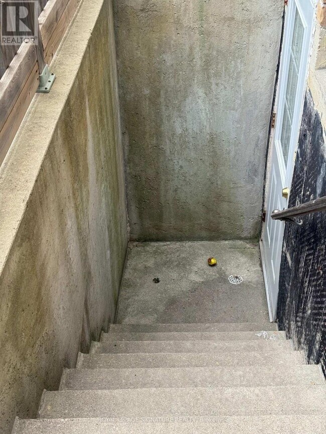 Photo - 427 Comiskey Crescent