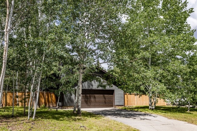 Building Photo - Tranquil Park Meadows Escape with Large Pr... Rental