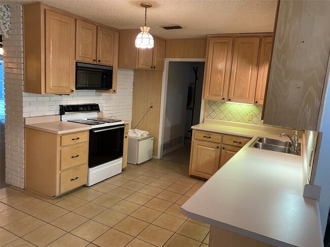 Photo - 623 Club Oak Dr