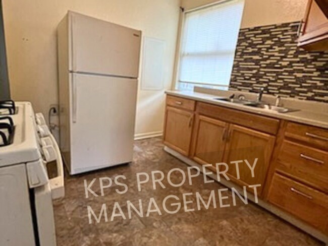 Photo - 665 S Kansas St