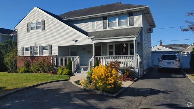 Building Photo - 1072 McLean Ave Unit 2nd Floor Rental