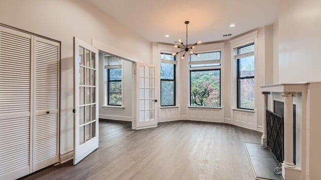 Building Photo - 3 bedroom in Chicago IL 60613 Unit 2