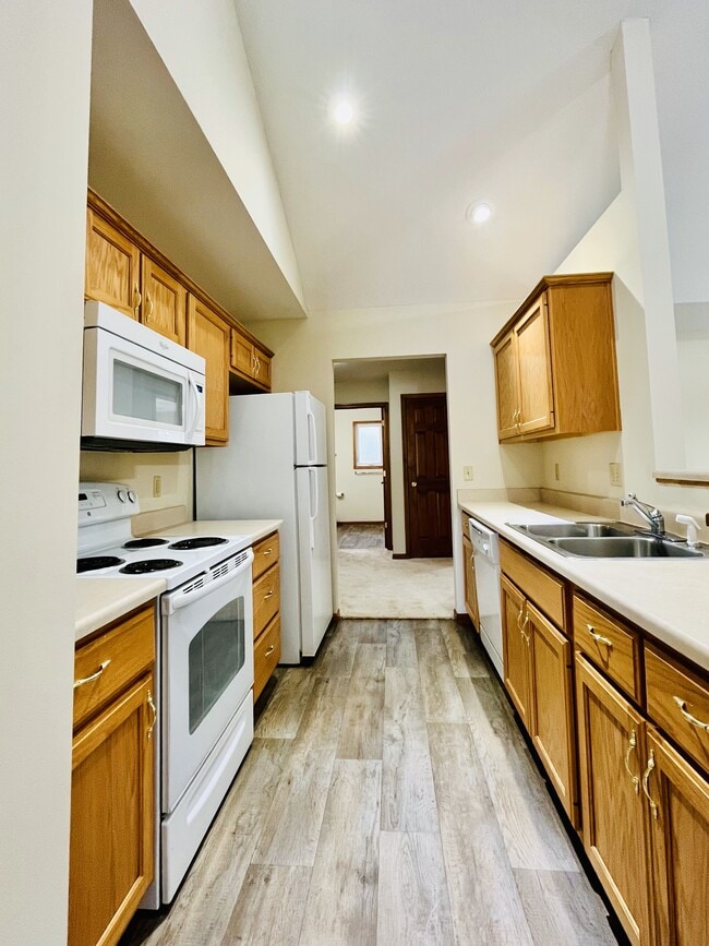 Photo - Ruby Circle Court - Building H * Unit 3311